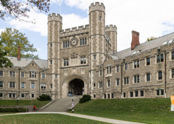 أيهما أفضل من ناحية عائدات الاستثمار الكليات العامة الأمريكية أم الكليات الخاصة؟