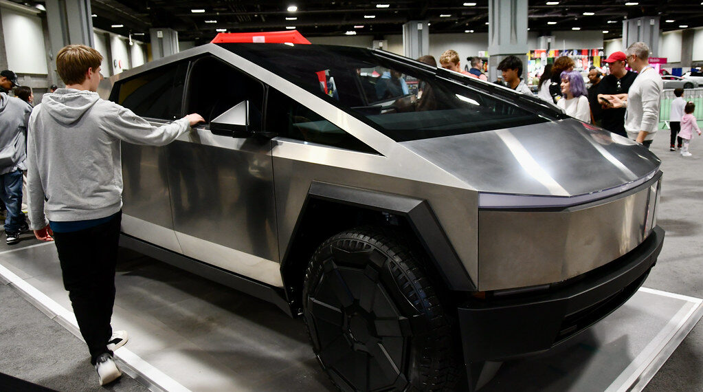 تيسلا تستدعي شاحنات Cybertruck في الولايات المتحدة بسبب خلل في دواسة الوقود