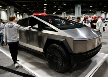 تيسلا تستدعي شاحنات Cybertruck في الولايات المتحدة بسبب خلل في دواسة الوقود