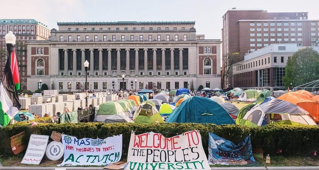 المتظاهرون المؤيدون لفلسطين يقتحمون المبنى الإداري في جامعة كولومبيا ويرفعون العلم الفلسطيني