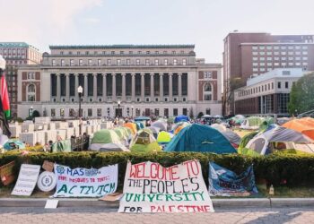 المتظاهرون المؤيدون لفلسطين يقتحمون المبنى الإداري في جامعة كولومبيا ويرفعون العلم الفلسطيني