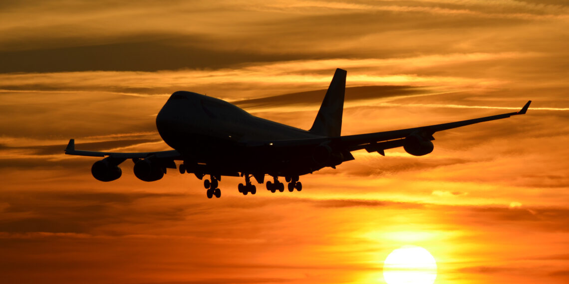 إدارة بايدن تصدر قواعد جديدة تفرض على شركات الطيران تقديم تعويضات تلقائية عن الرحلات الملغاة والمتأخرة