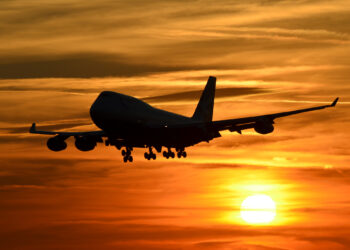 إدارة بايدن تصدر قواعد جديدة تفرض على شركات الطيران تقديم تعويضات تلقائية عن الرحلات الملغاة والمتأخرة