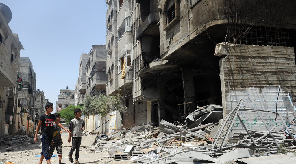 بعد توجهه إلى فلسطين مع مجموعة إغاثة .. طبيب من ميشيغان تقطعت به السبل في غزة