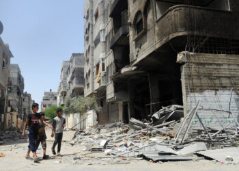 بعد توجهه إلى فلسطين مع مجموعة إغاثة .. طبيب من ميشيغان تقطعت به السبل في غزة