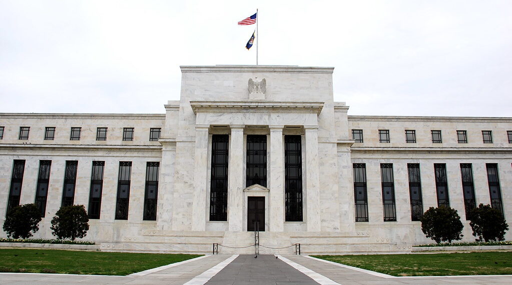 البنك المركزي الأمريكي يُبقي أسعار الفائدة على حالها للمرة السادسة على التوالي