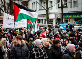 اعتقال 4 أشخاص أثناء قيام جامعة ميشيغان بطرد المتظاهرين المؤيدين للفلسطينيين خارج الحرم الجامعي