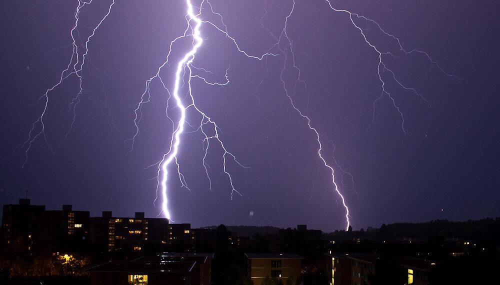 الحكم على رجل في كيبيك بالسجن لمدة 20 شهراً بتهمة تهديد رئيس الوزراء وشخصيات حكومية أخرى