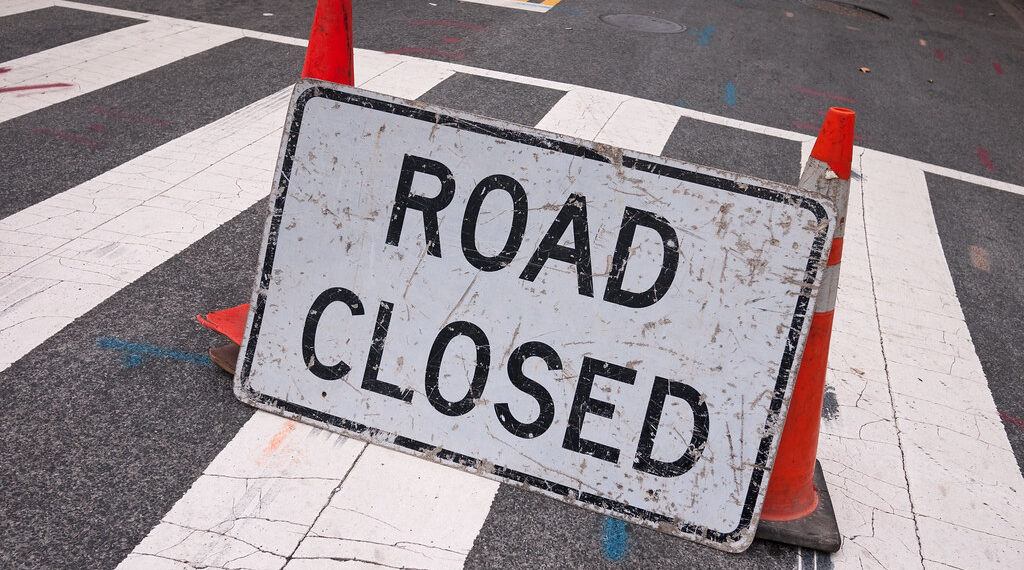 إغلاق العديد من الطرق بعد قيام شخص مجهول بإلقاء مادة زيتية عمداً في West Bloomfield