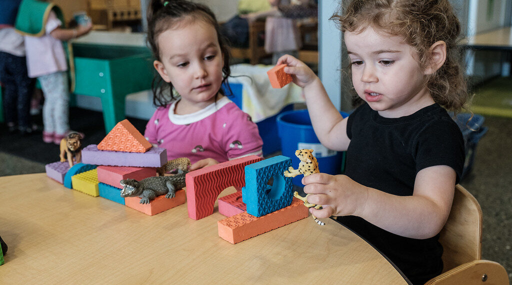 عدد الأسر التي تفتقر إلى رعاية الأطفال في الولايات المتحدة يرتفع بشكل كبير مع نفاذ التمويل الفيدرالي