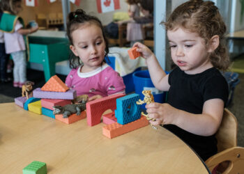 عدد الأسر التي تفتقر إلى رعاية الأطفال في الولايات المتحدة يرتفع بشكل كبير مع نفاذ التمويل الفيدرالي