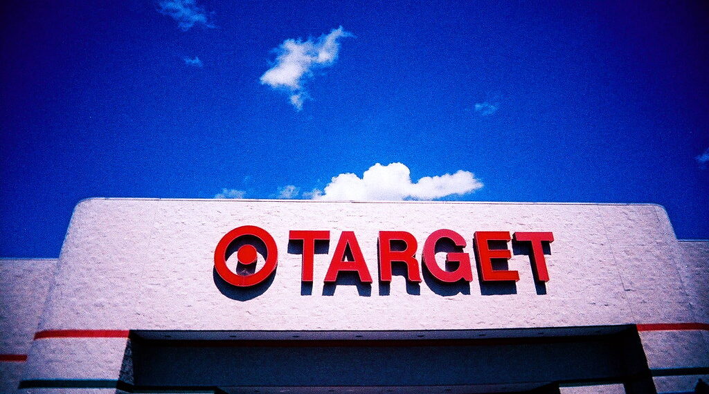 شركة Target تعلن عن تخفيضات واسعة للأسعار تشمل آلاف المنتجات منها الحليب والخبز