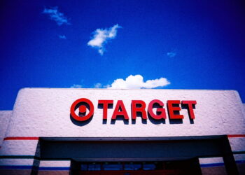 شركة Target تعلن عن تخفيضات واسعة للأسعار تشمل آلاف المنتجات منها الحليب والخبز