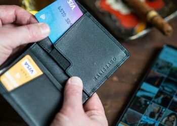 تقرير: ديون بطاقات الائتمان الخاصة بجيل الشباب أكبر من أي جيل سبقهم