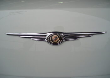 شركة Chrysler تستدعي أكثر من مليون سيارة بسبب مشاكل في شاشة عرض الكاميرا الخلفية