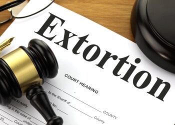 تقرير: مخططات الابتزاز المالي غالباً ما تستهدف الشباب المراهقين