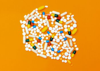 قائمة بالأدوية التي يُمنع أخذها معك أثناء السفر الدولي