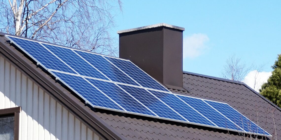 قانون جديد يسمح لسكان ميشيغان بتركيب منظومات الطاقة الشمسية على أسطح منازلهم دون الرجوع لجمعية أصحاب المنازل (HOAs) الخاصة بهم