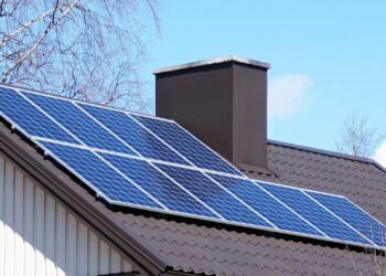 قانون جديد يسمح لسكان ميشيغان بتركيب منظومات الطاقة الشمسية على أسطح منازلهم دون الرجوع لجمعية أصحاب المنازل (HOAs) الخاصة بهم