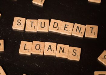 إدارة الرئيس “جو بايدن” تتنازل عن 1.2 مليار دولار من القروض الطلابية