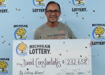 رجل محظوظ يفوز بحصة من جائزة Fantasy 5 الكبرى البالغة 697 ألف دولار من يانصيب ميشيغان