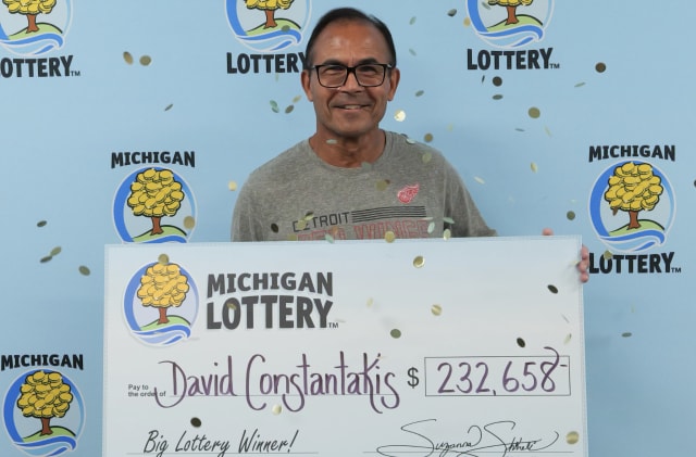 رجل محظوظ يفوز بحصة من جائزة Fantasy 5 الكبرى البالغة 697 ألف دولار من يانصيب ميشيغان