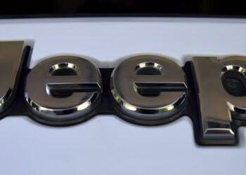 سرقة 10 سيارات Jeep Wagoneers بقيمة مليون  دولار في Warren