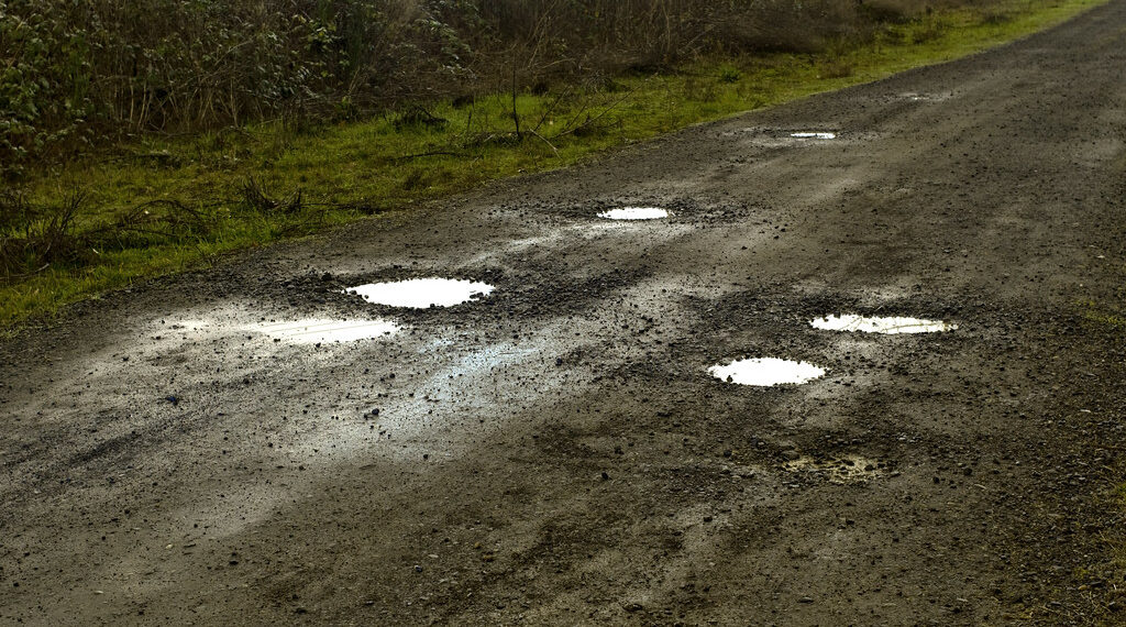 دراسة جديدة تكشف أن أحوال الطرق السيئة في ميشيغان تكلف السائقين آلاف الدولارات سنوياً