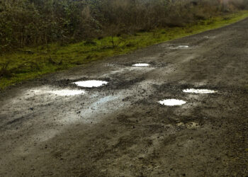 دراسة جديدة تكشف أن أحوال الطرق السيئة في ميشيغان تكلف السائقين آلاف الدولارات سنوياً