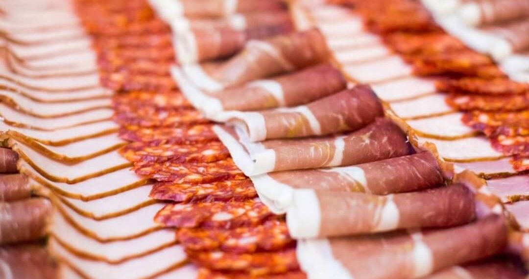 مركز مكافحة الأمراض (CDC) يعلن عن حالتي وفاة وإصابات عديدة مرتبطة بتفشي الليستريا في اللحوم الجاهزة