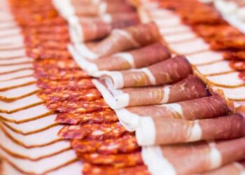 مركز مكافحة الأمراض (CDC) يعلن عن حالتي وفاة وإصابات عديدة مرتبطة بتفشي الليستريا في اللحوم الجاهزة