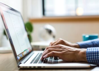 الاستقالة الكبرى تلوح في الأفق: 3 من كل 10 عمال أمريكيين يخططون لترك وظائفهم في 2024