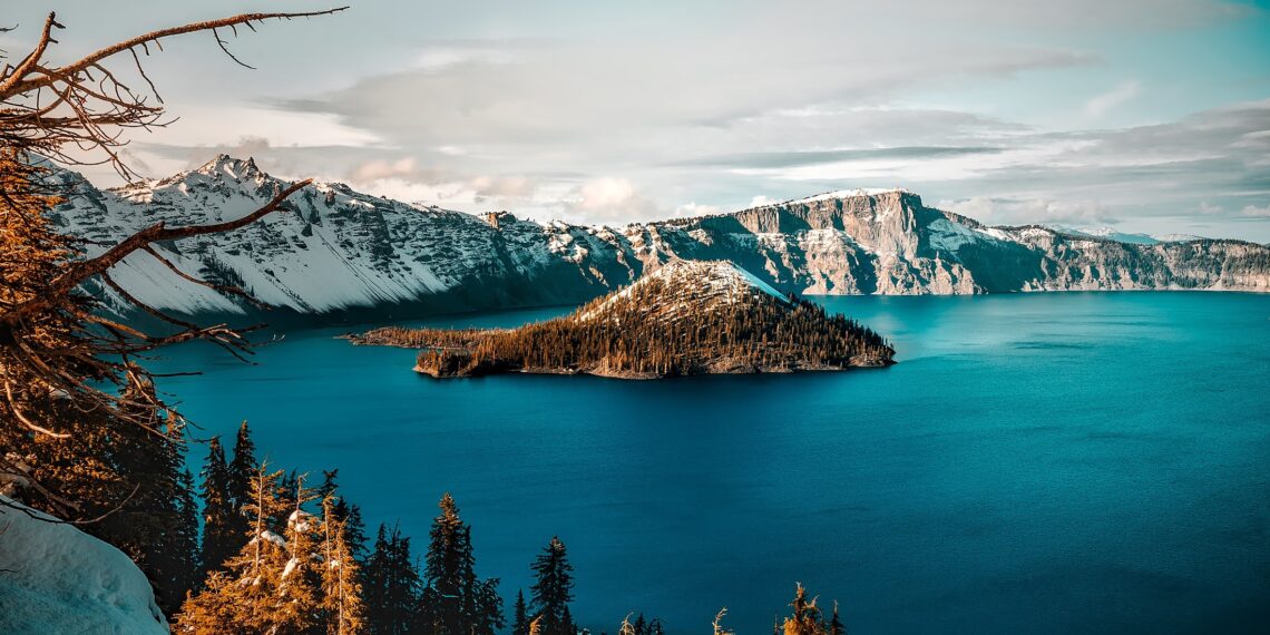 بحيرة Crater تتصدر قائمة المناطق الخلابة والرائعة في الولايات المتحدة لعام 2024