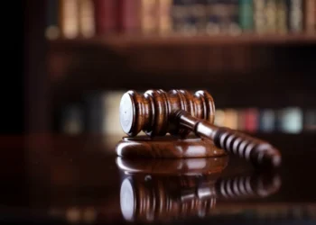 امرأة في ميشيغان تنتحل صفة ممرضة مسجلة وتتهرب من تنفيذ أحكام جزائية صدرت بحقها