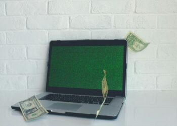 ما هي أداة “التسعير عن طريق المراقبة/surveillance pricing” وكيف يمكن أن تؤثر على الفواتير الخاصة بك