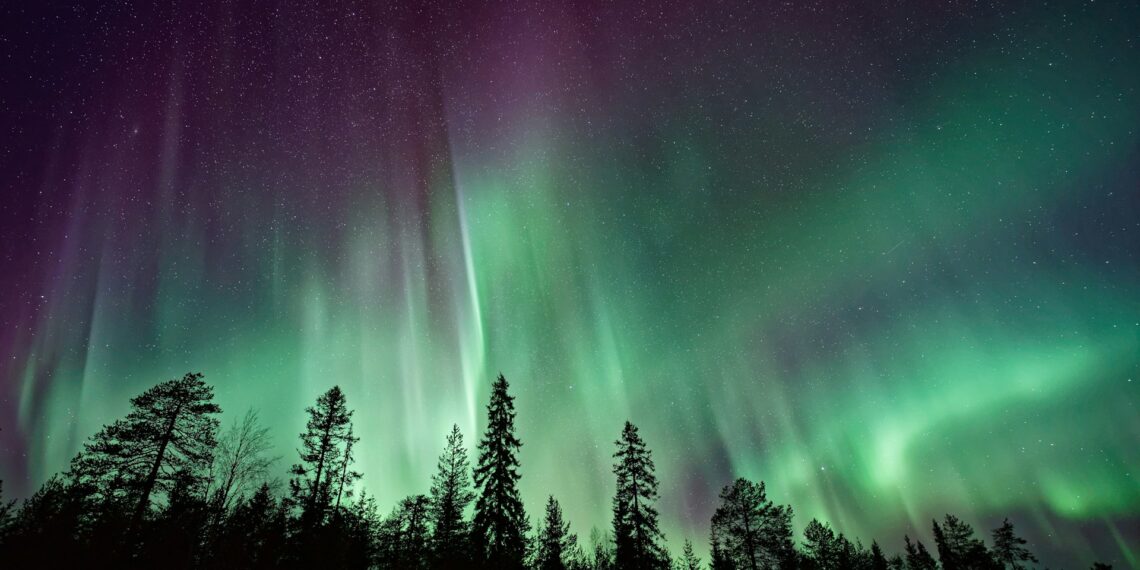 كل ما تحتاج لمعرفته بخصوص ظاهرة الشفق القطبي الشمالي التي ستظهر في معظم أنحاء ميشيغان هذا الأسبوع