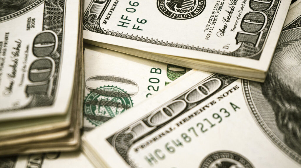 بعد 6 أشهر من اعتقاده بأنها عملية احتيال… رجل من ميشيغان يستلم جائزة يانصيب بقيمة 257 ألف دولار