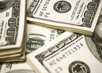 بعد 6 أشهر من اعتقاده بأنها عملية احتيال… رجل من ميشيغان يستلم جائزة يانصيب بقيمة 257 ألف دولار