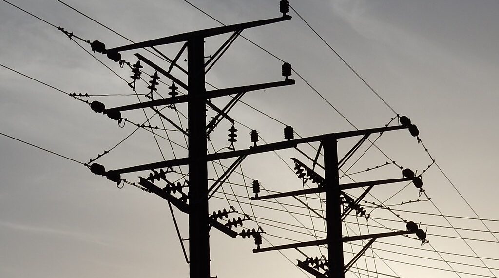 إغلاق عشرات المدارس وانقطاع التيار الكهربائي إثر العواصف التي ضربت ديترويت