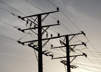 إغلاق عشرات المدارس وانقطاع التيار الكهربائي إثر العواصف التي ضربت ديترويت