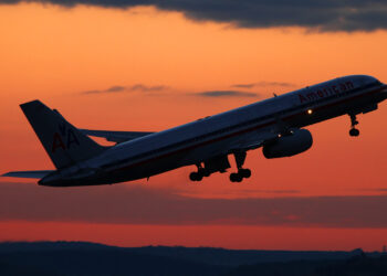 قواعد جديدة تلزم شركات الطيران برد الأموال تلقائياً للركاب عند تأخير أو إلغاء رحلاتهم الجوية