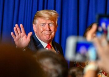 استطلاع رأي: الأمريكيون يثقون “بكامالا هاريس” أكثر من “دونالد ترامب” فيما يتعلق بالاقتصاد الأمريكي