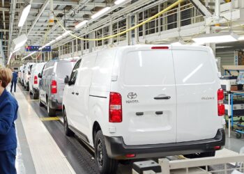 توقعات بتسريح أكثر من 2000 عامل في مصنع Stellantis للسيارات في ديترويت