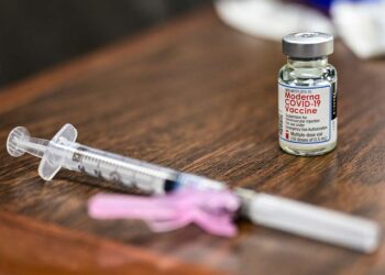 مركز السيطرة على الأمراض (CDC) يحث جميع السكان على تلقي اللقاحات المحدثة قبل موسم الشتاء