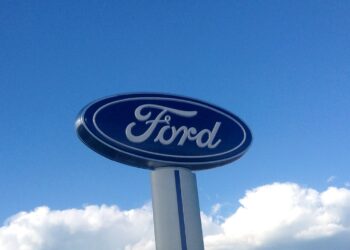 استدعاء 144 ألف من شاحنات فورد بسبب احتمال توقف صورة كاميرا الرؤية الخلفية