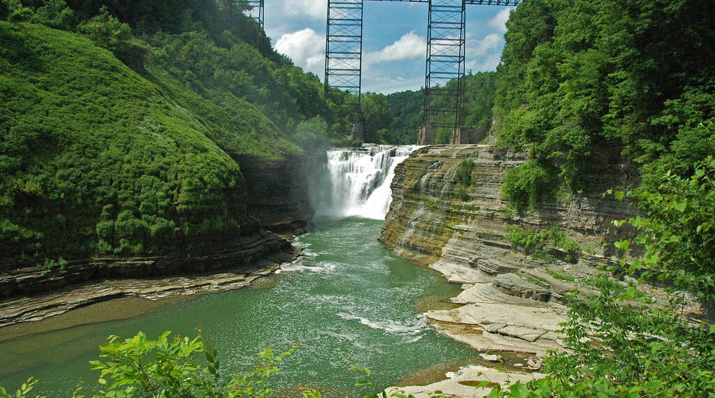 استشكف منتزه Letchworth الوطني الذي يضم أكثر من 20 شلالاً خلاباً