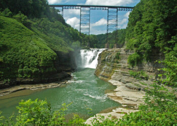 استشكف منتزه Letchworth الوطني الذي يضم أكثر من 20 شلالاً خلاباً