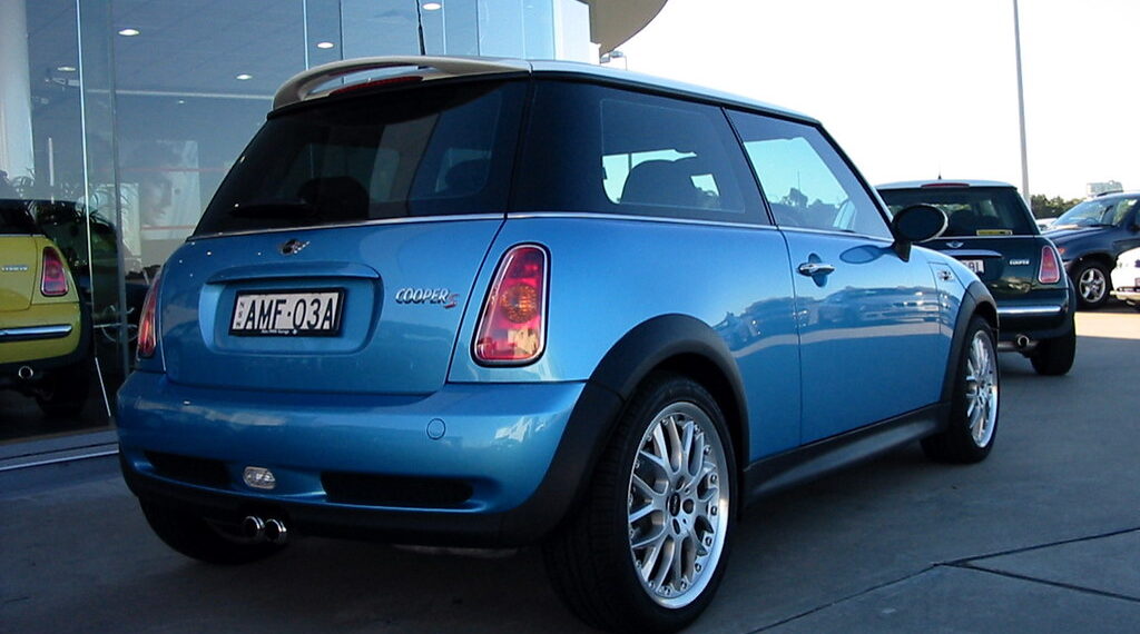 استدعاء سيارة Mini Cooper الكهربائية من BMW بسبب مشكلة في البطارية