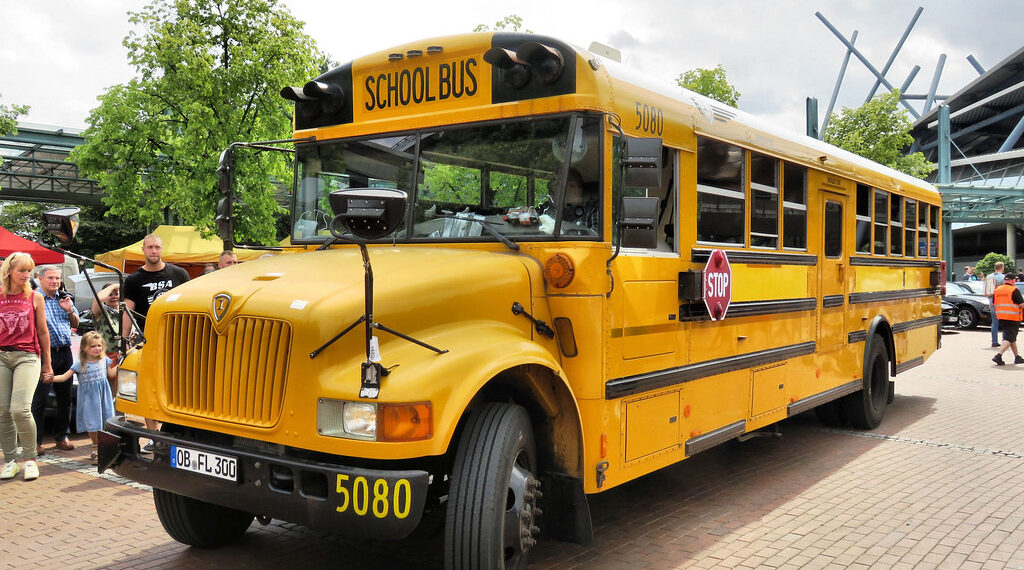 كل ما تحتاج لمعرفته بخصوص قوانين حافلات المدارس في ميشيغان