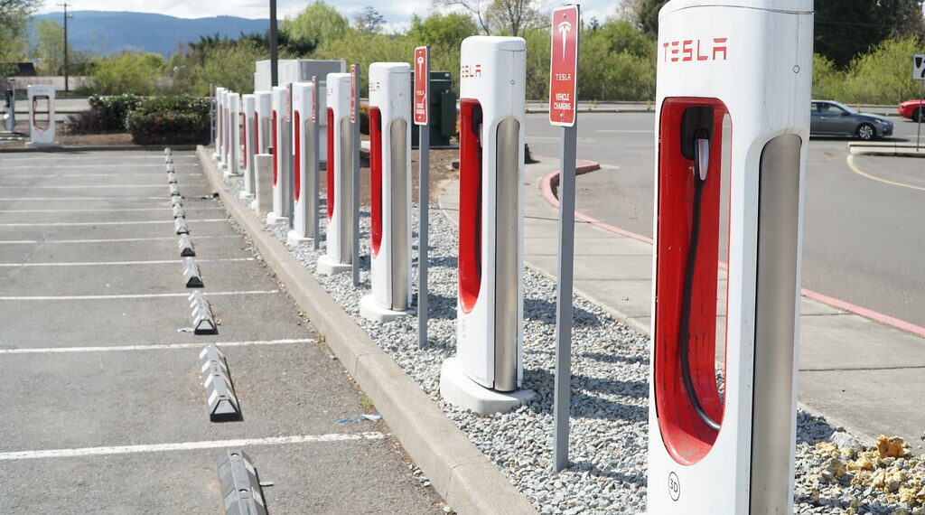 تقديم محولات لمالكي سيارات General Motors الكهربائية لمساعدتهم على الوصول إلى شواحن تيسلا